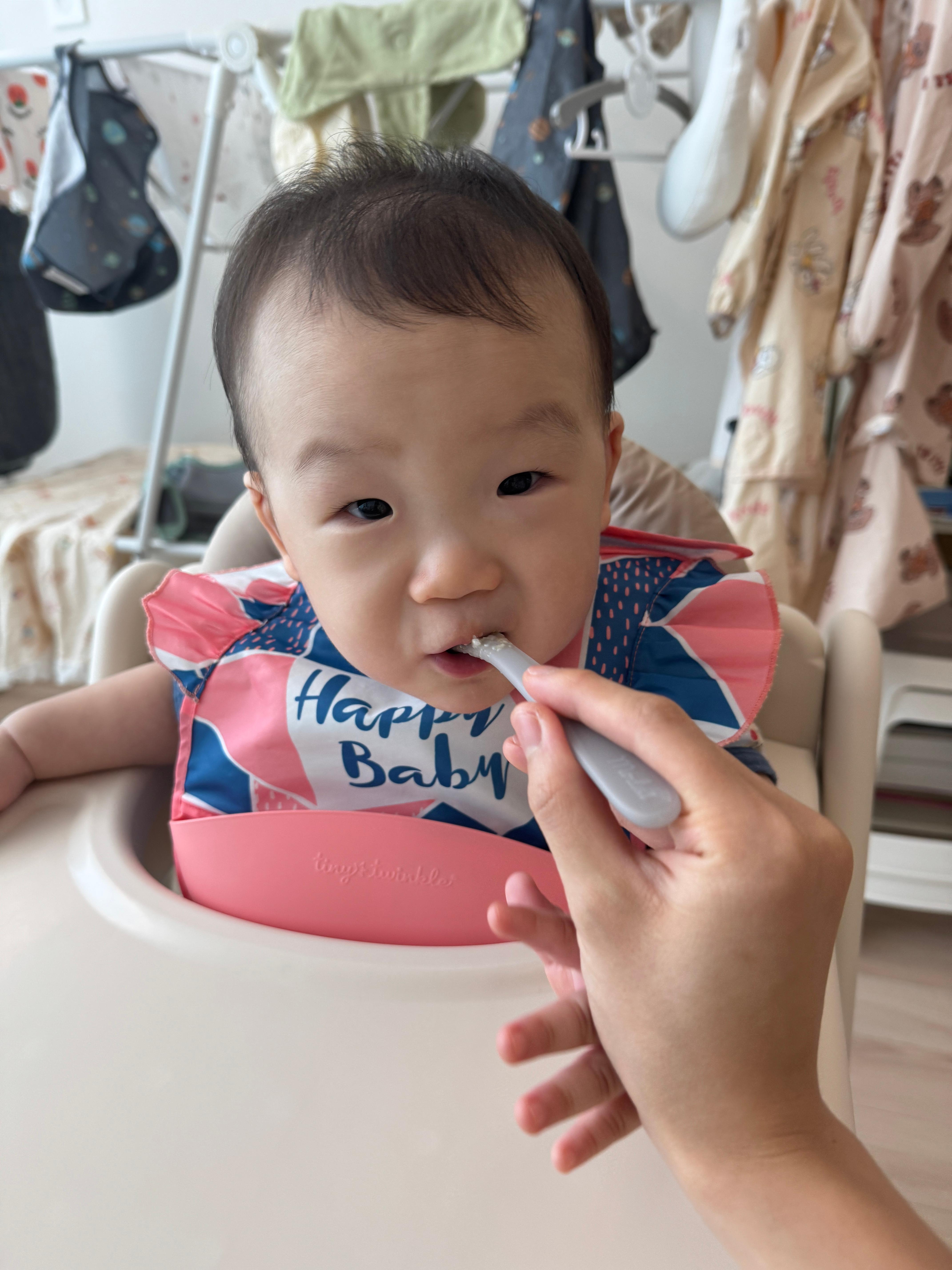 소고기두부단호박죽을 맛있게 먹는 아기