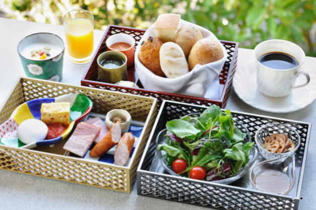 신선한 채소 샐러드, 빵, 과일 주스가 포함된 일본식 아침 다이닝, 전통과 현대가 조화를 이루는 조식 풍경