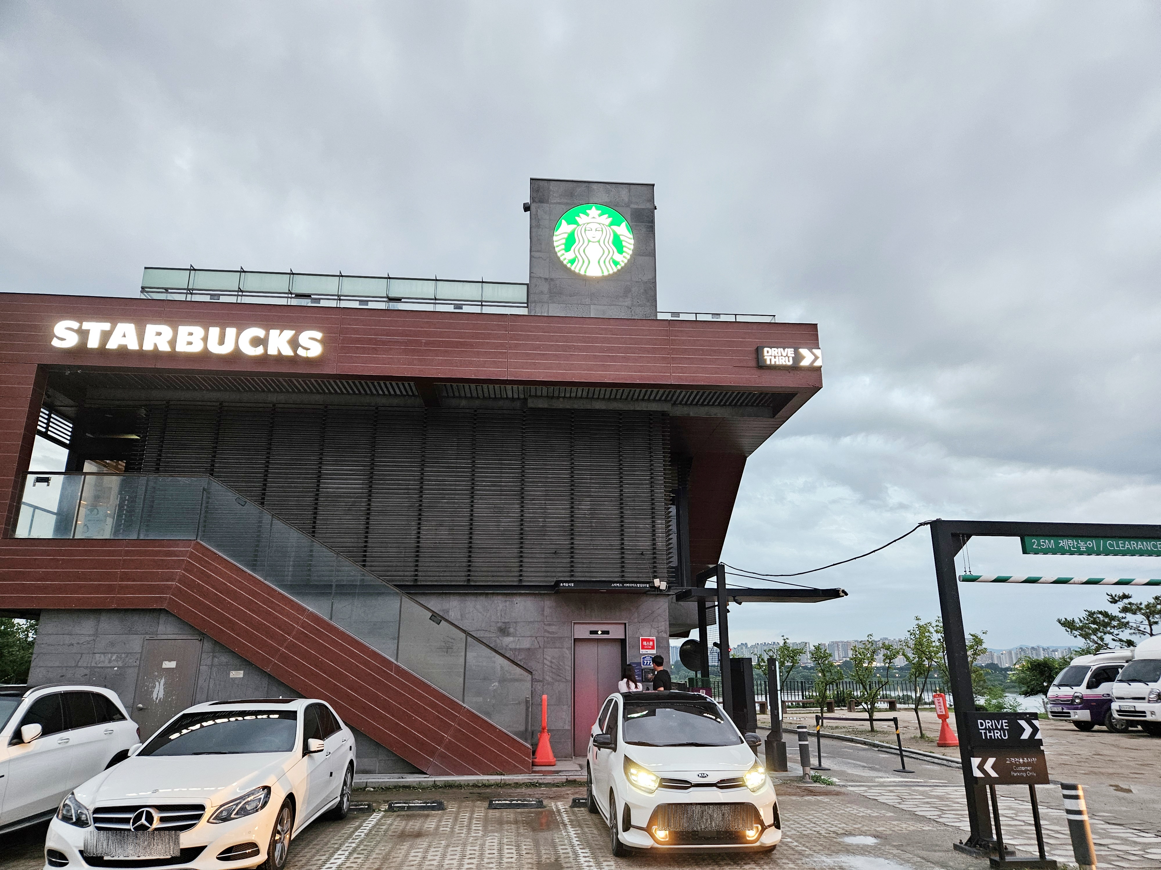 스타벅스-남양주-팔당-dt-리버사이드-매장
