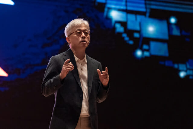 지난 7월 9일 삼성동 코엑스에서 열린 '삼성 파운드리 포럼 2024(Samsung Foundry Forum 2024)'에서 삼성전자 파운드리 사업부장 최시영 사장이 기조연설을 하고 있다.