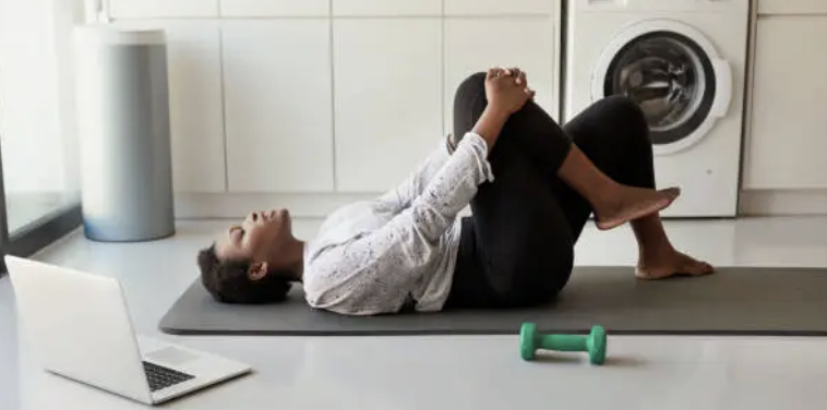 무릎 당기기 스트레칭 사진