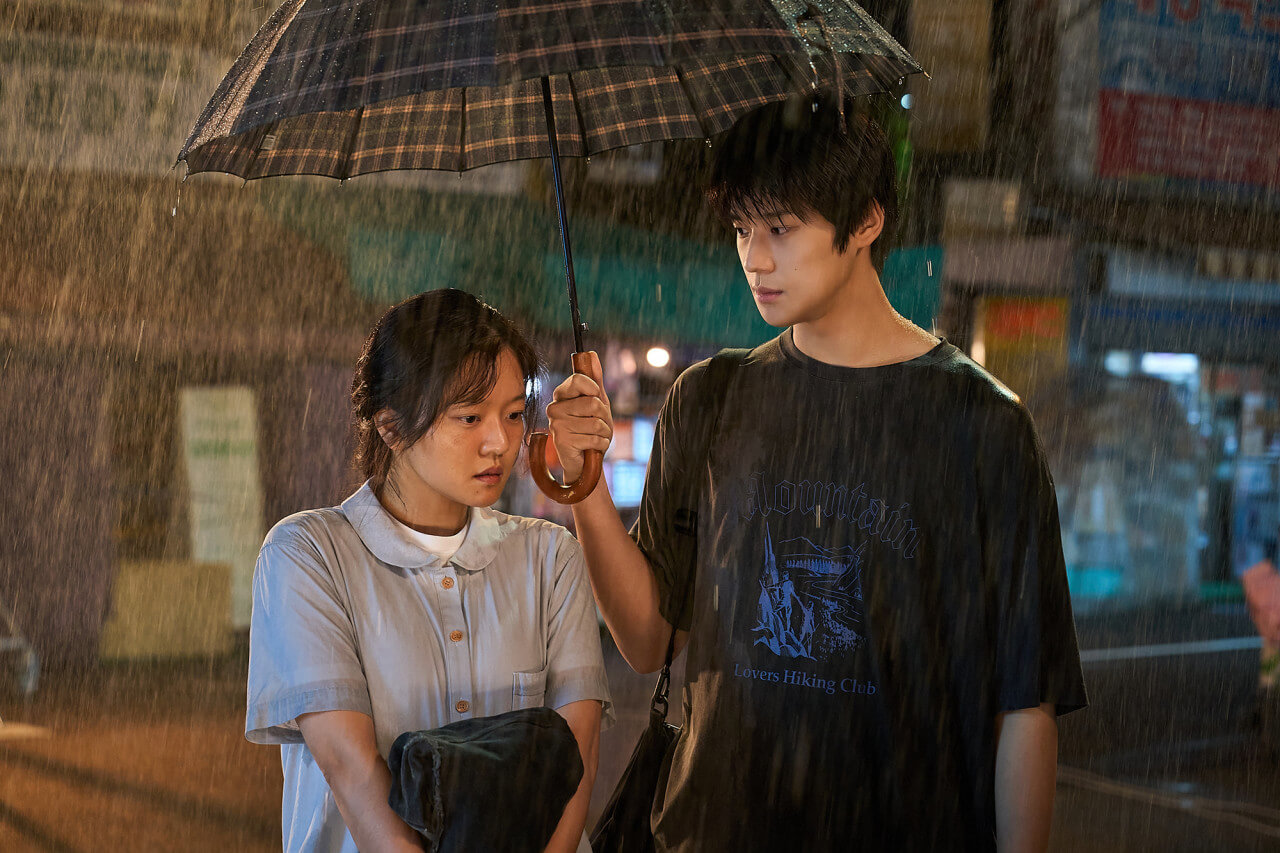 비맞는 미정에게 우산을 씌워주는 경록