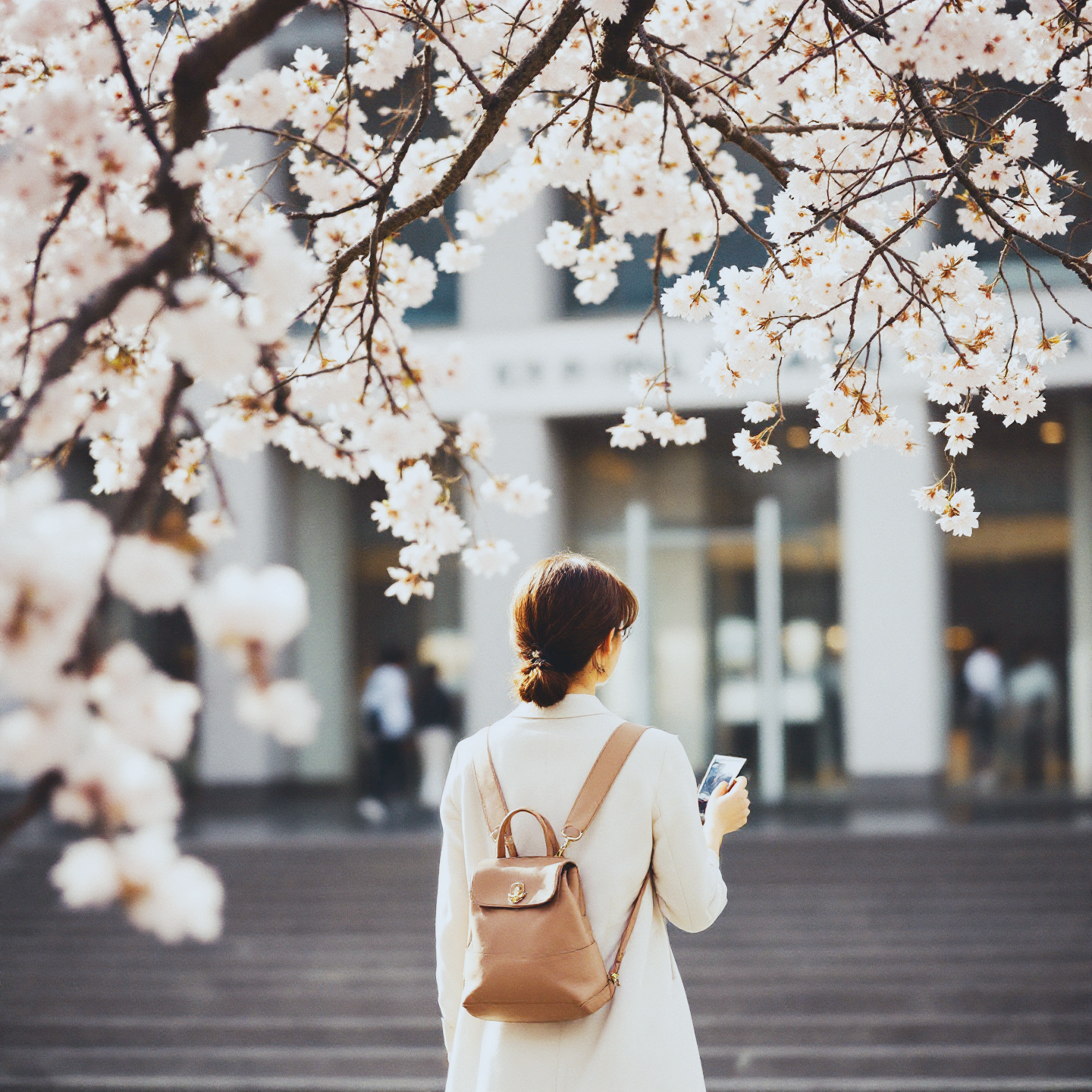 도쿄국립근대미술관 앞에서 서 있는 여자의 뒷모습 AI 생성 이미지