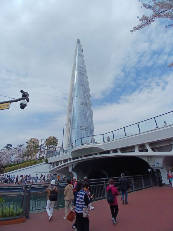 석촌호수 서호에서 동호로 넘어가다