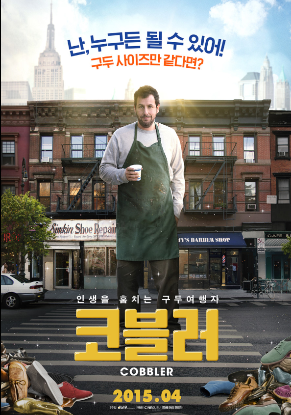 앞치마를 입은 커피를 들고있는 남자