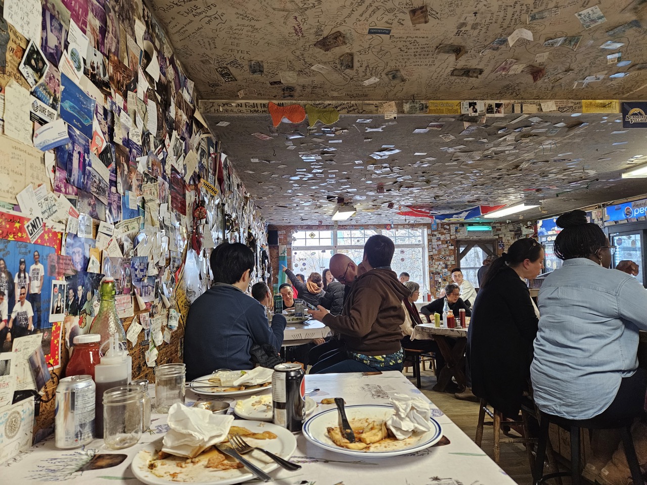 별의 별 낙서와 사진들로 가득한 블락스 비스트로 내관