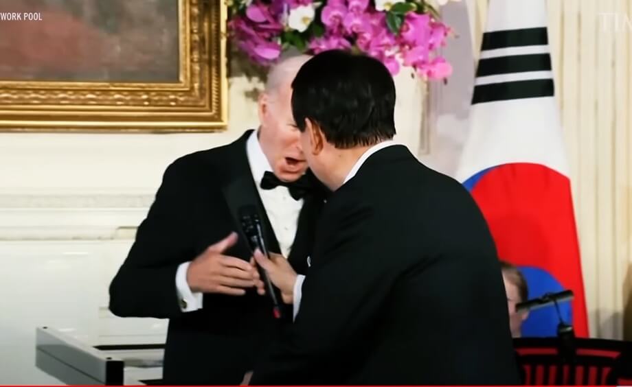 노래를 부른 후 조바이든이 좋아하는 장면