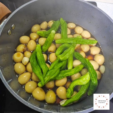 메추리알장조림-꽈리고추넣기