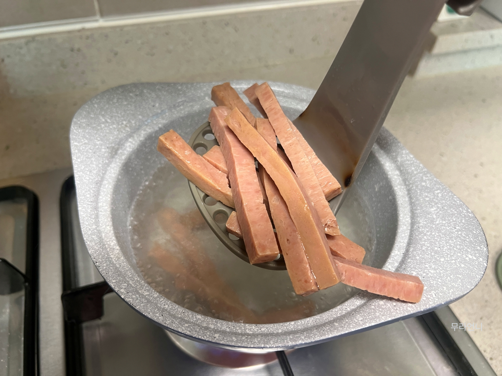 30초 간 데친 햄을 꺼내주세요