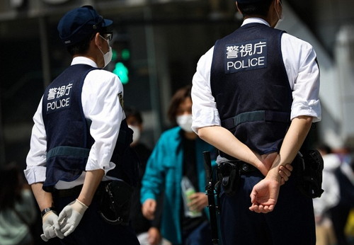 토익 대리시험 사건 현장을 확인중인 일본 경찰