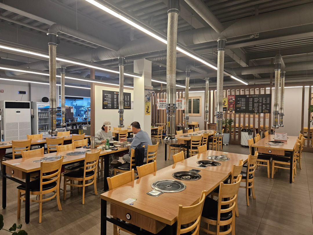 힘찬 숯불 유화 오리 매장 내부