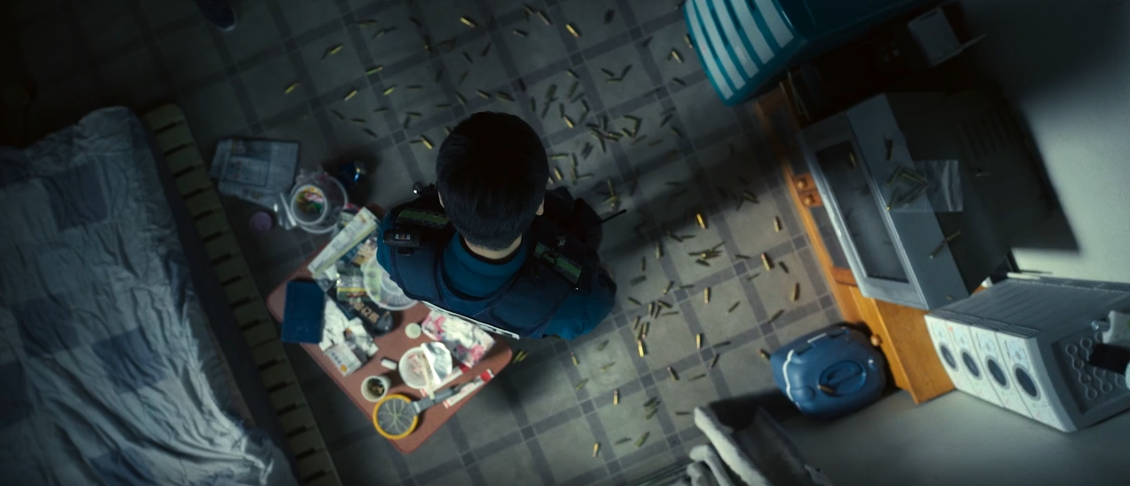 집안 바닥에 총알이 떨어진 모습을 이도가 보고 있는 장면