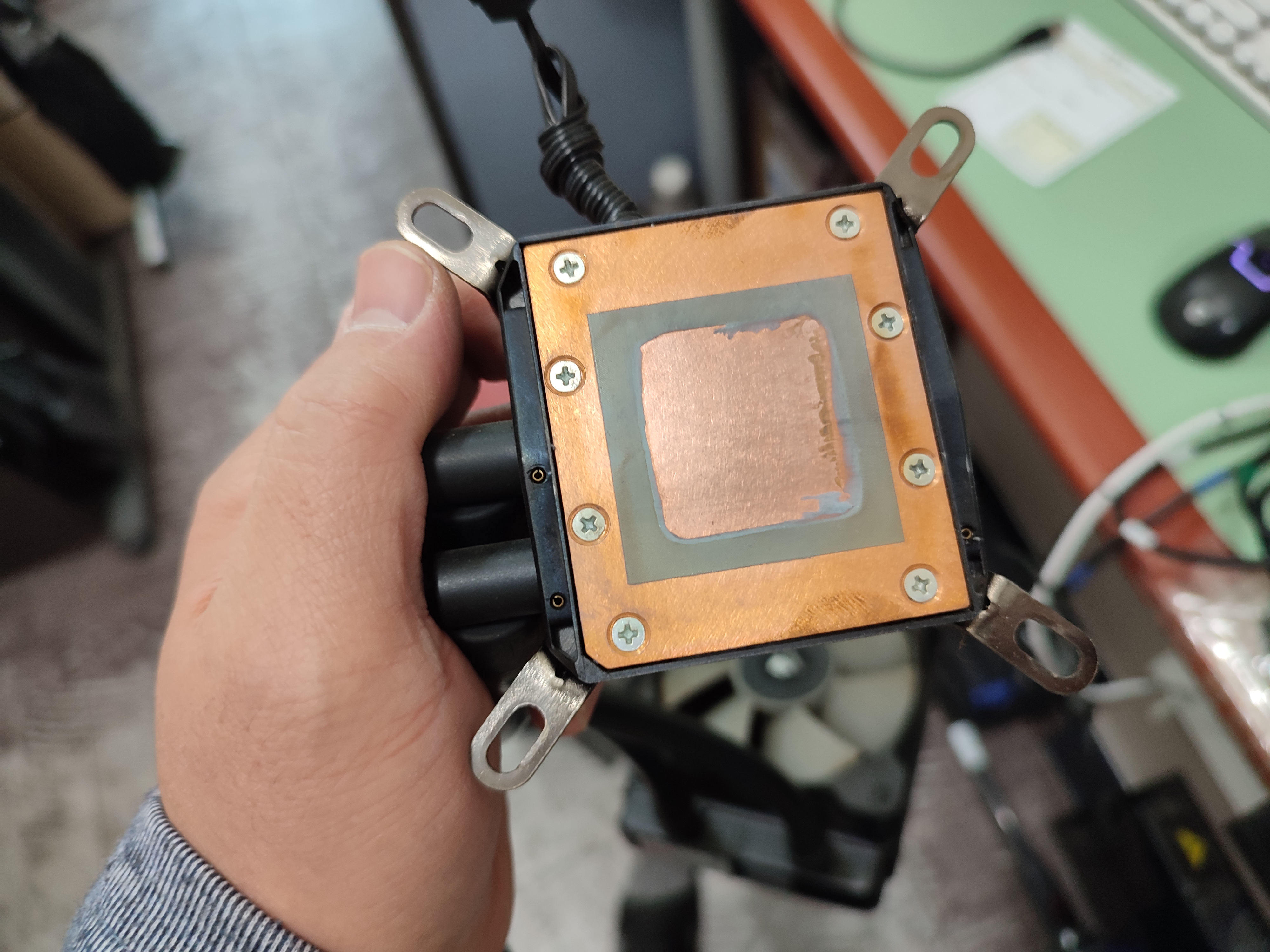 수랭쿨러 밑면의 굳어버린 서멀을 닦아내고 있습니다.