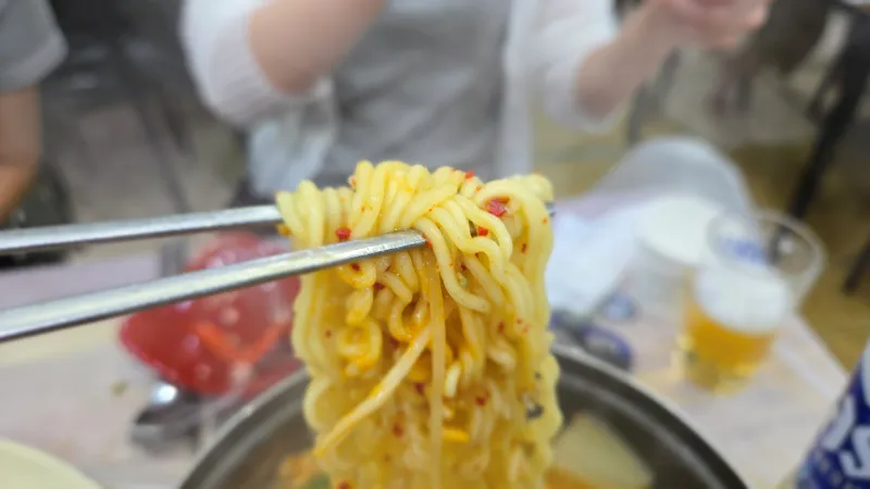 강구항 대게 맛집의 대게라면을 먹고 있는 모습