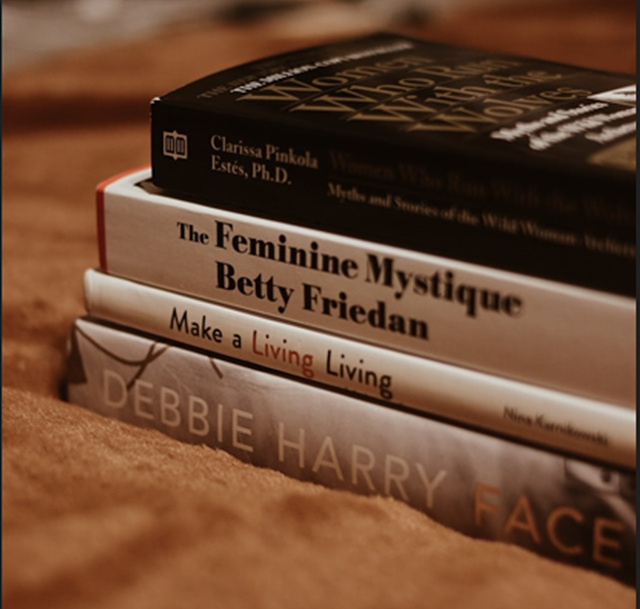 쌓여있는 도서 사진, 노벨문학상 작품도서 추천글