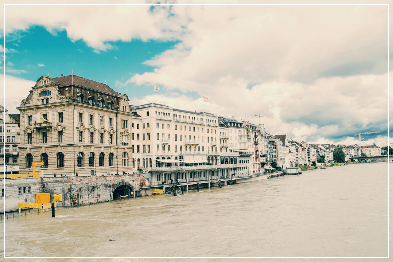 라인강변의 바젤의 중세풍의 건물들