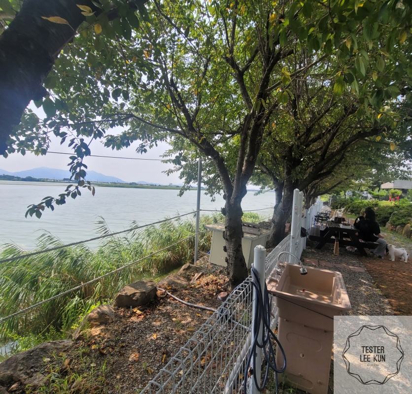 몽썸 외곽 테이블 사진