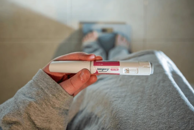 위고비를 들고 있는 사진