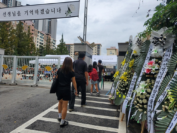 지난 7월 극단적 선택을 한 서이초 여교사의 49재인 4일 오전 9시쯤 서울시 서초구 서이초에 마련된 추모제에 동료 교사, 학생, 시민들의 발걸음이 이어지고 있다. [사진=정승필 기자]