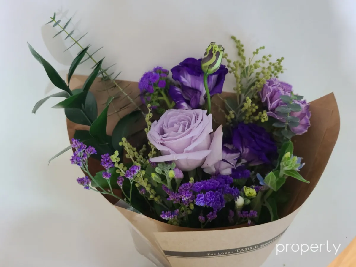 종이포장지-쌓여있는-꽃다발-보라색꽃-연보라색장미-초록색잎