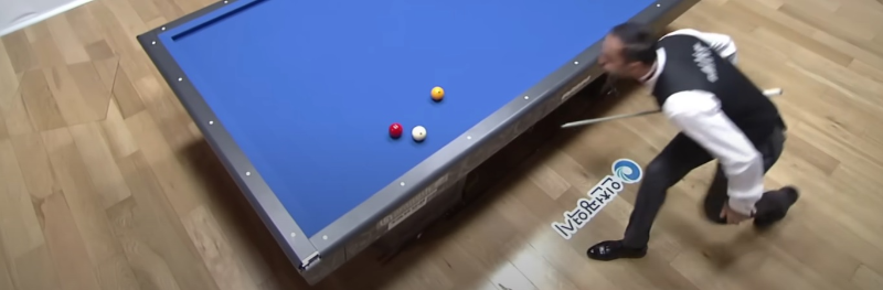 세미 세이기너 당구선수가 묘기당구를 선보이고 있는 장면 2