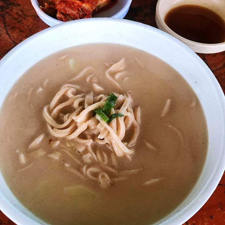 식객 허영만 백반기행 조성모 편 곡물 칼국수 발반죽 우리밀 손칼국수 소머리수육 해물파전 경주 맛집 소개