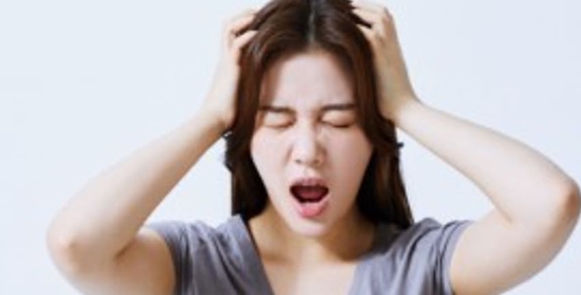 두통을 호소하는 여자