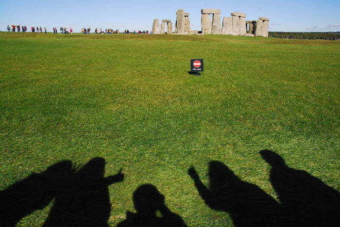 맑은 날 스톤헨지에서의 여유로운 오후 사진