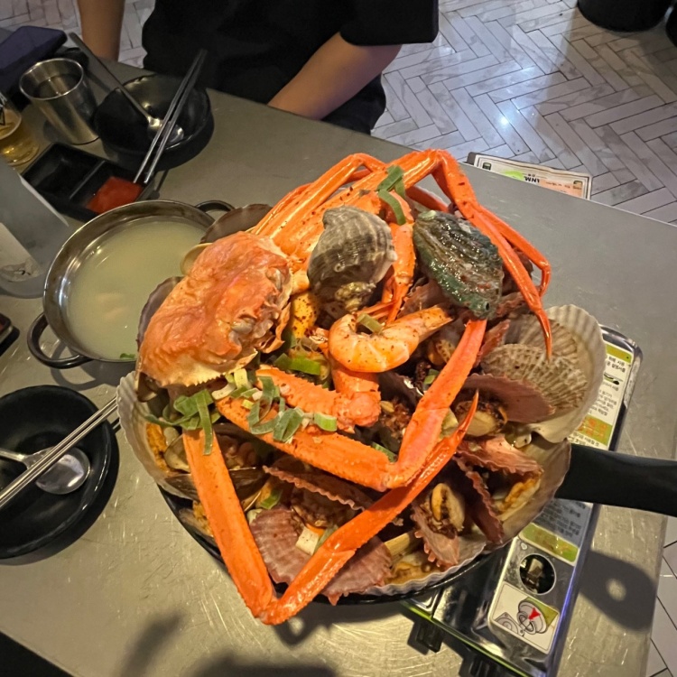 이색 떡볶이 대결 싱싱한 해산물 실내포차 홍게 떡볶이 강남 교대역 맛집 추천 생방송투데이 리얼맛집 오늘방송 수요맛전
