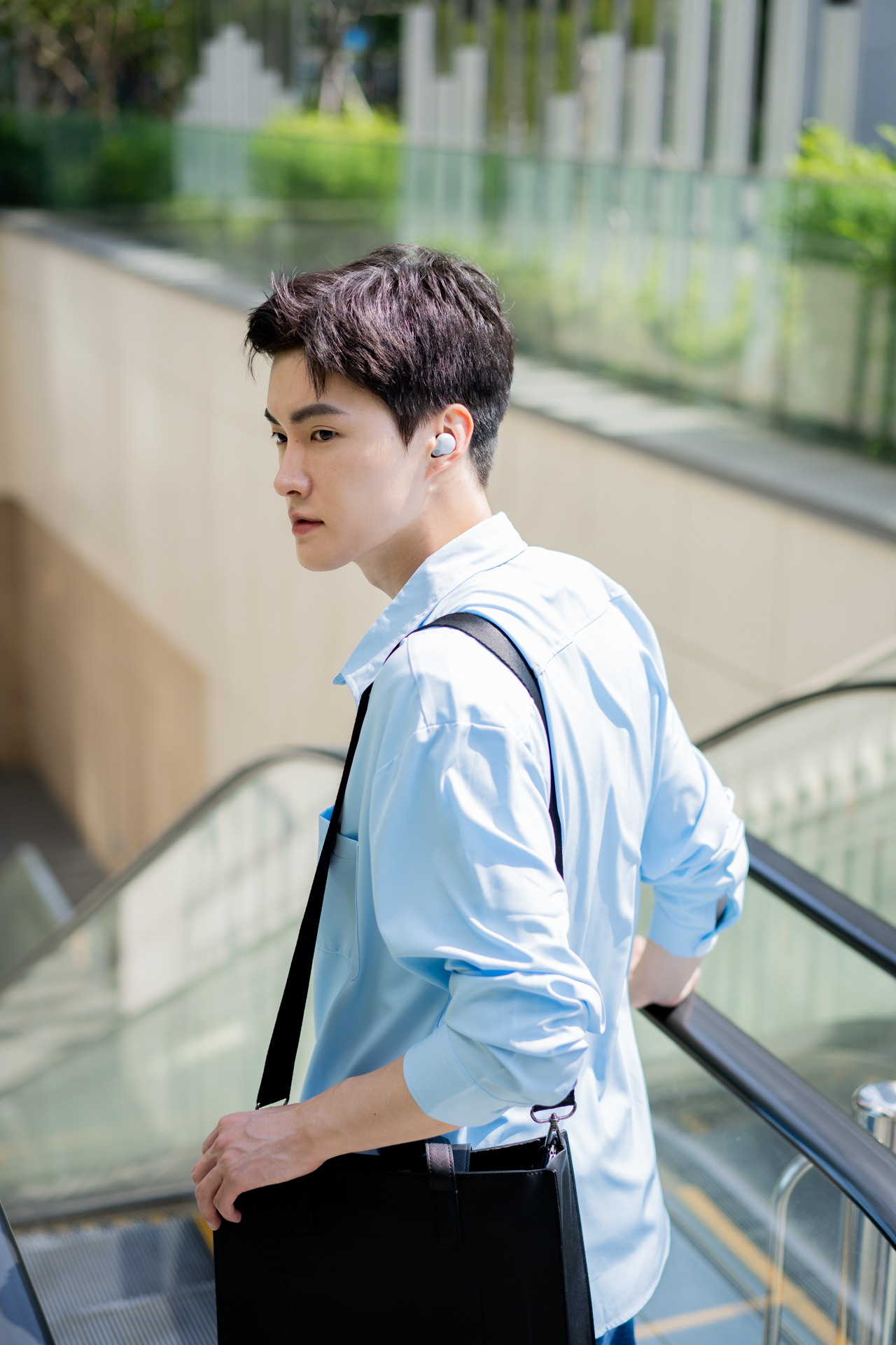 링크버즈S를 착용한 남성