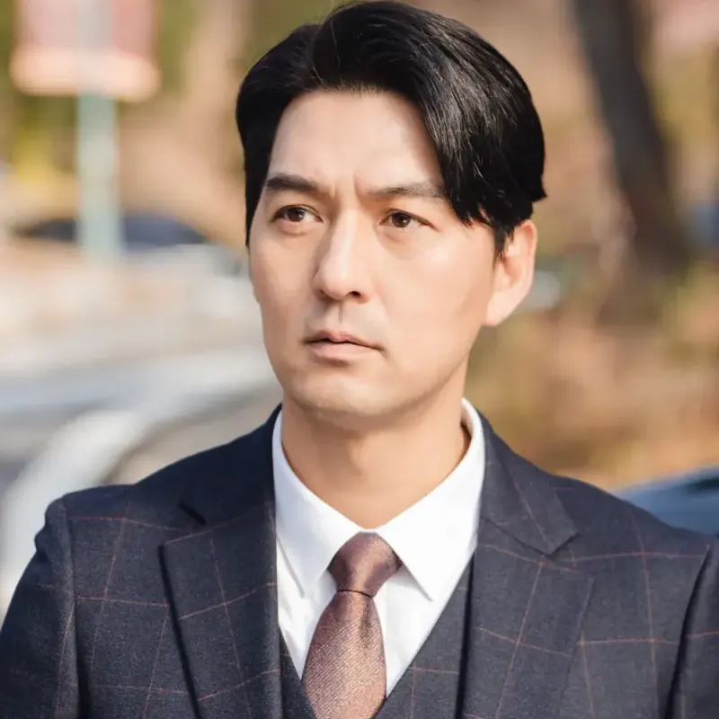 실외를 배경으로 남색 정장을 입고 있는 드라마 이 연애는 불가항력의 장세헌 캐릭터