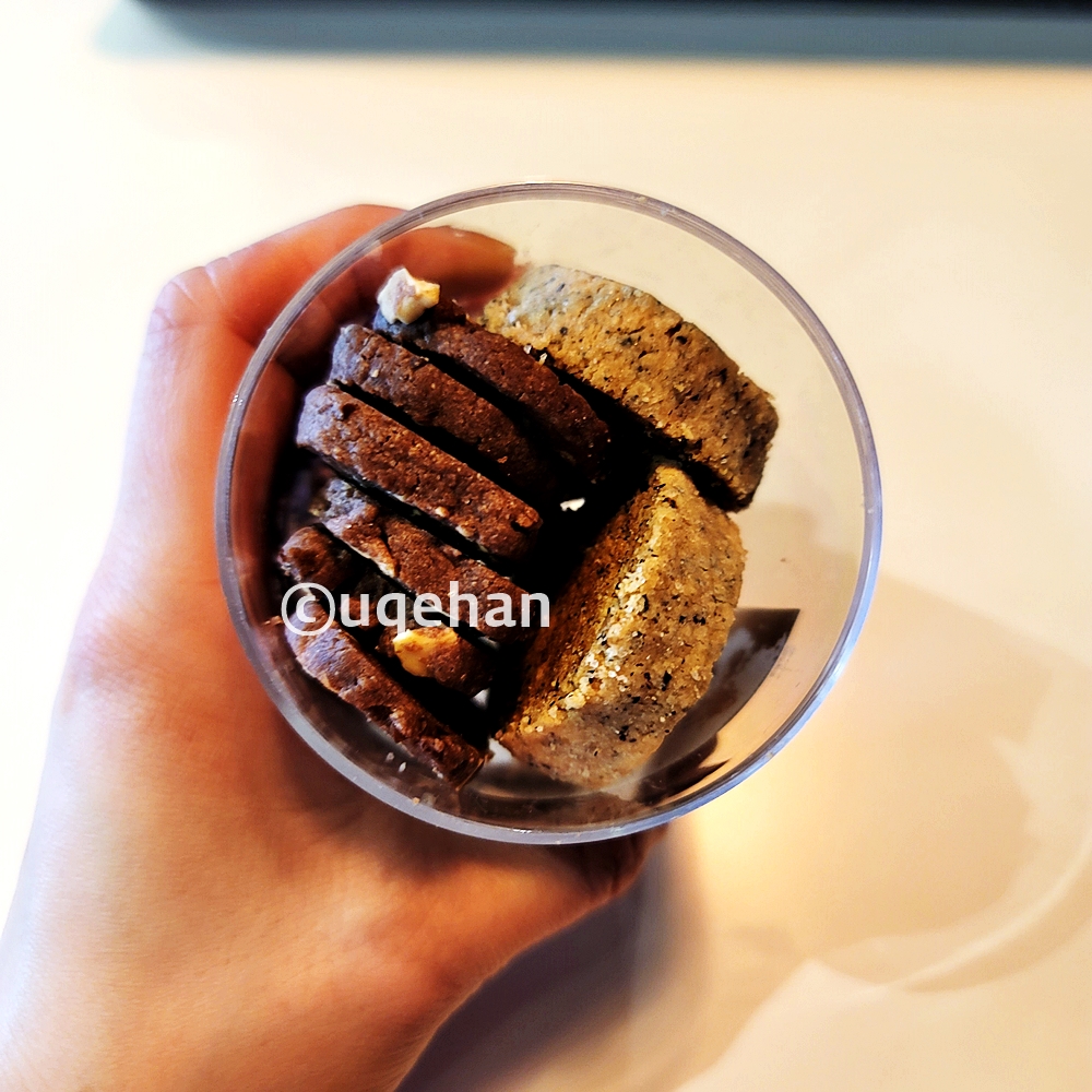 플라스틱통에 초코 쿠키와 얼그레이 쿠키를 함께 담았다.