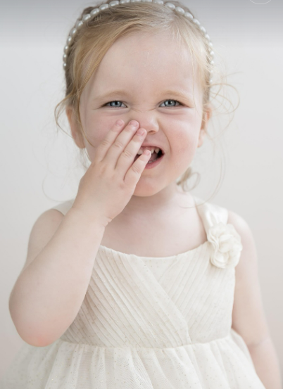 해맑게 웃고 있는 여자아이