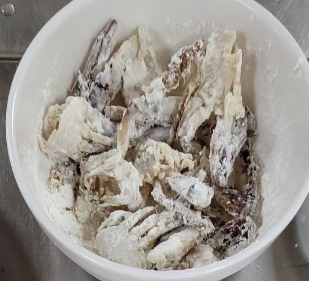 꽃게 밀가루, 전분 버무리기