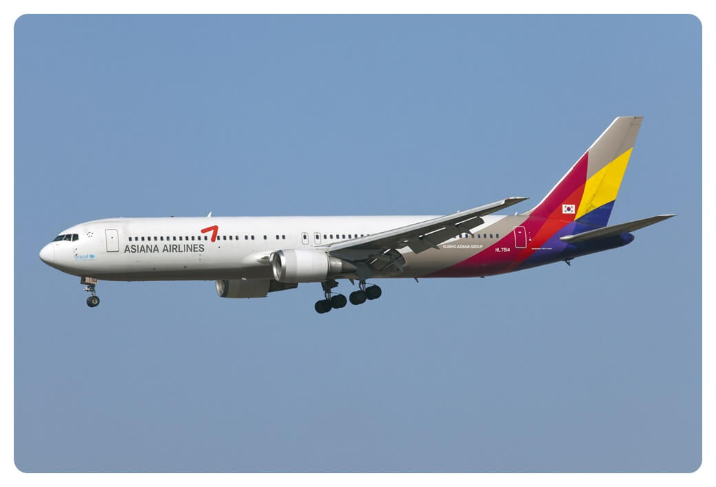 아시아나항공-보잉-B767-300-비행기-푸른-하늘-비행중