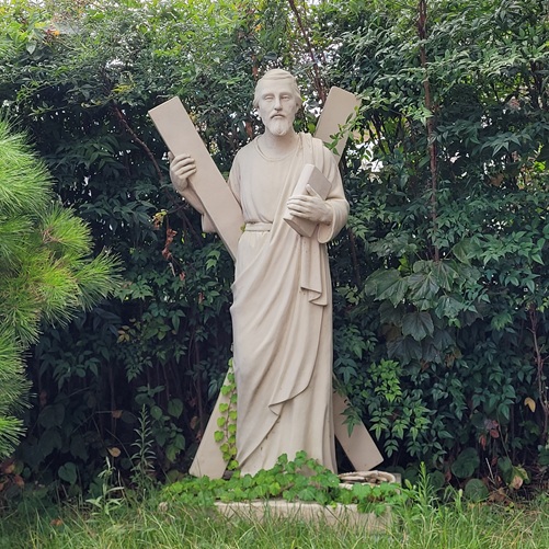 군산 소룡동성당 안에 있는 성 안드레아 사도 석상입니다.