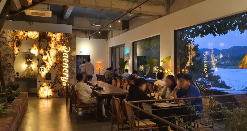 리버뷰-카페-대너리스-내부-인테리어