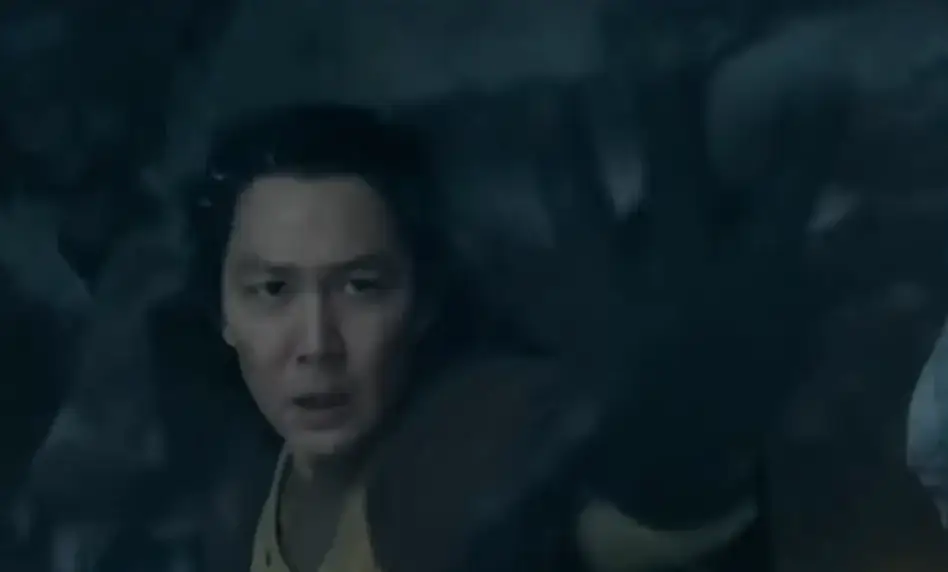 검은 장갑 낀 왼손을 편채 앞을 바라보는 이정재