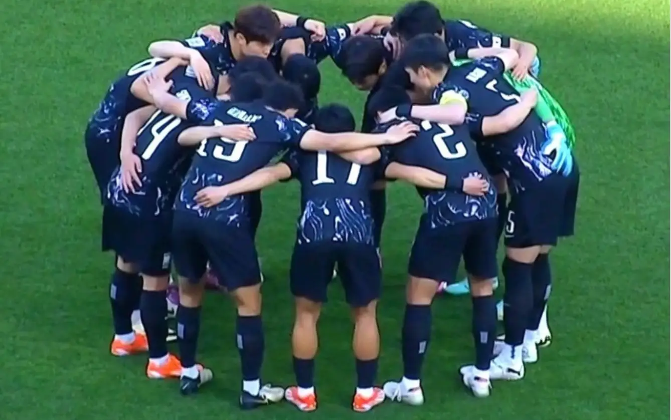 U23-검은유니폼을 입은 대한민국 축구국가대표 선수들이 어깨동무를 한채 동그랗게 모여 화이팅하는 모습