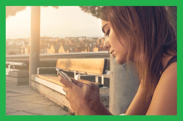 핸드폰-하는-여자