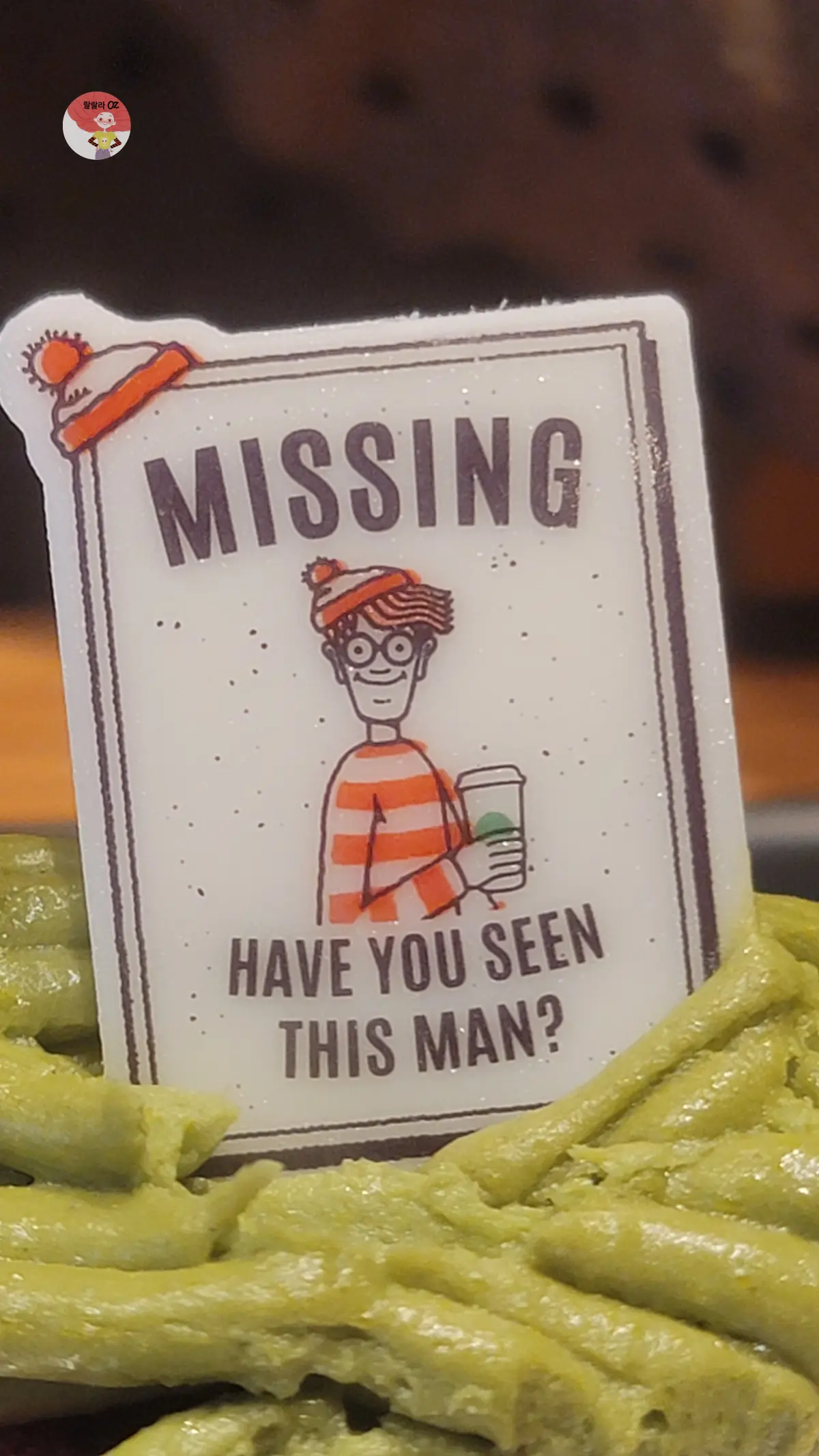 명동중앙로점-스타벅스-월리가- 그려진-귀여운-화이트-초콜릿-판