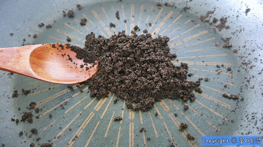 기름기-흡수한-커피-찌꺼기