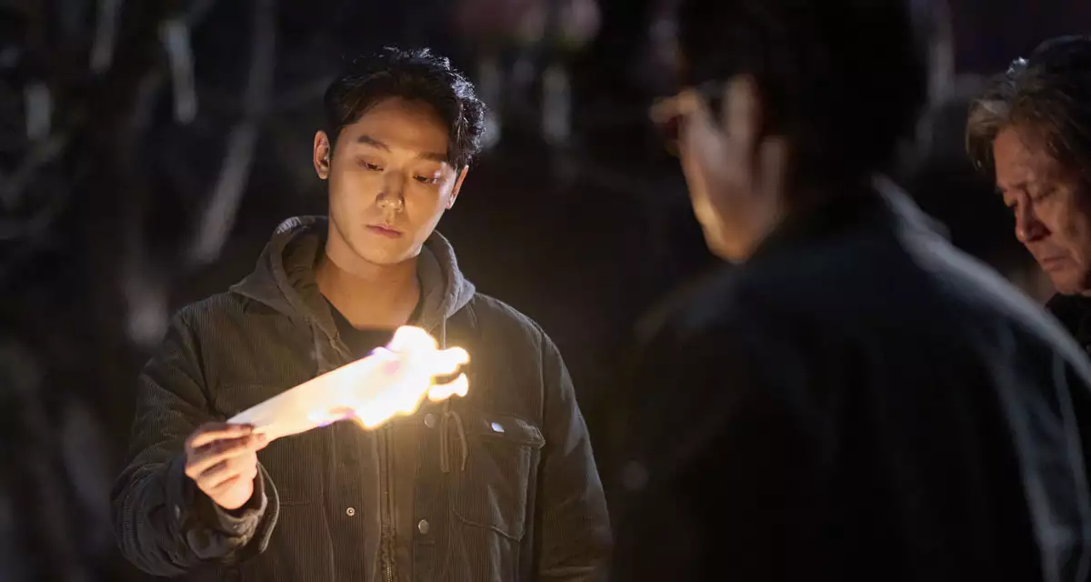 뱀의 사체와 부적을 태우는 봉길