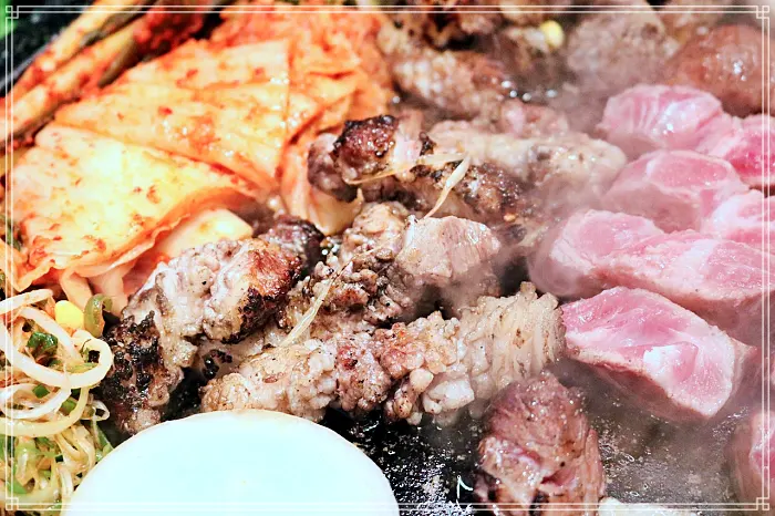 생방송 투데이 마곡&#44; 발산 매일 만육천번 수제 칼집! 볏짚 꽃삼겹 구이 맛집