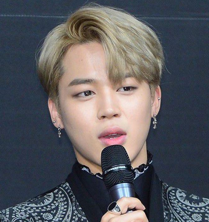 마이크-들고-있는-지민