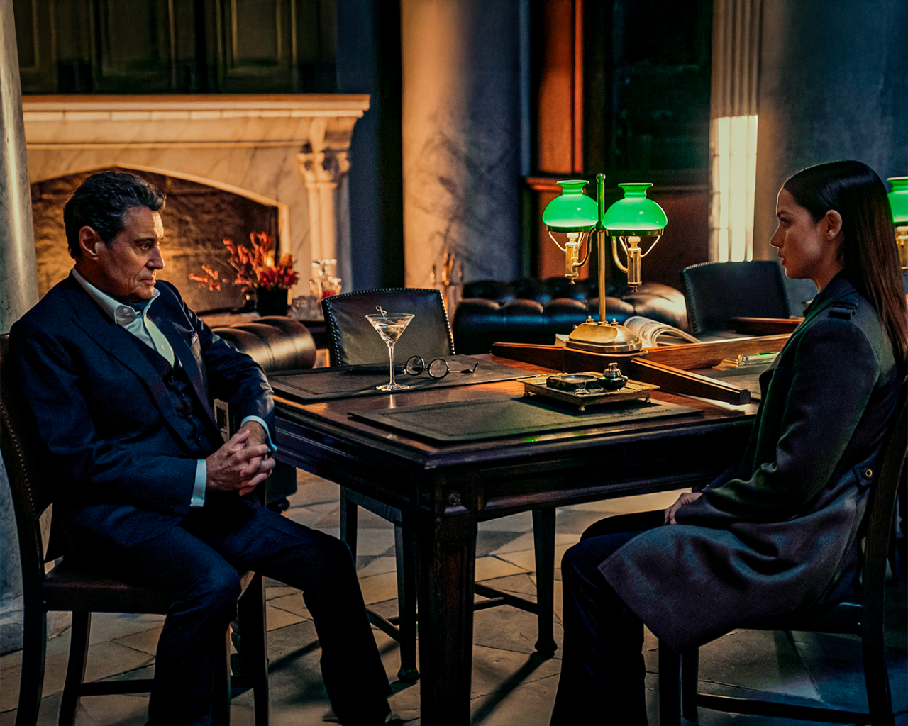 앉아서 대화를 하고 있는 모습