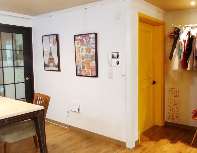 벽면은 모두 하얀색으로 칠하고 포인트로 아이들 방을 좋아하는 노란색으로 칠한 미루네 집 모습