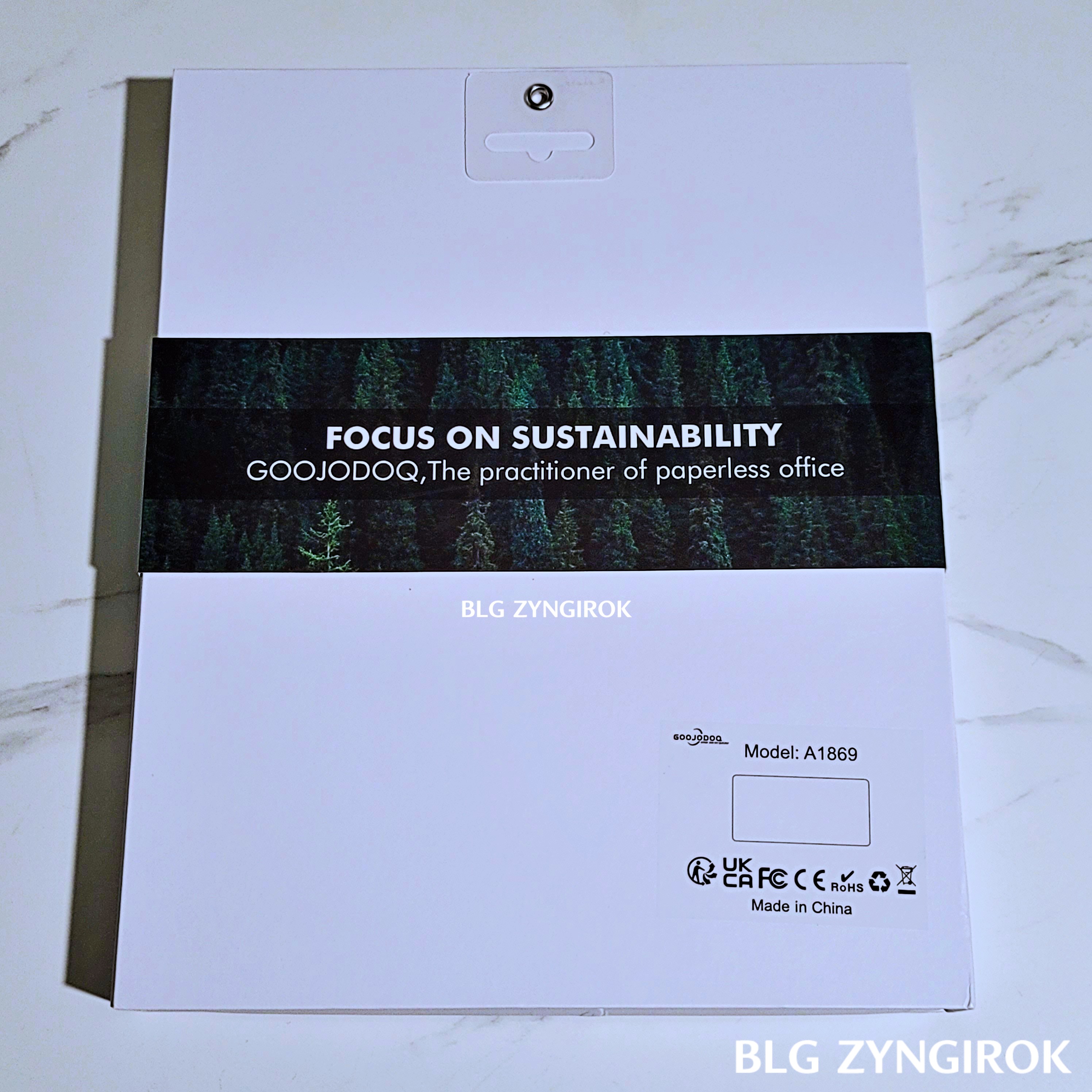 아이패드 키보드 케이스 상자가 테이블 위에 놓여있다.