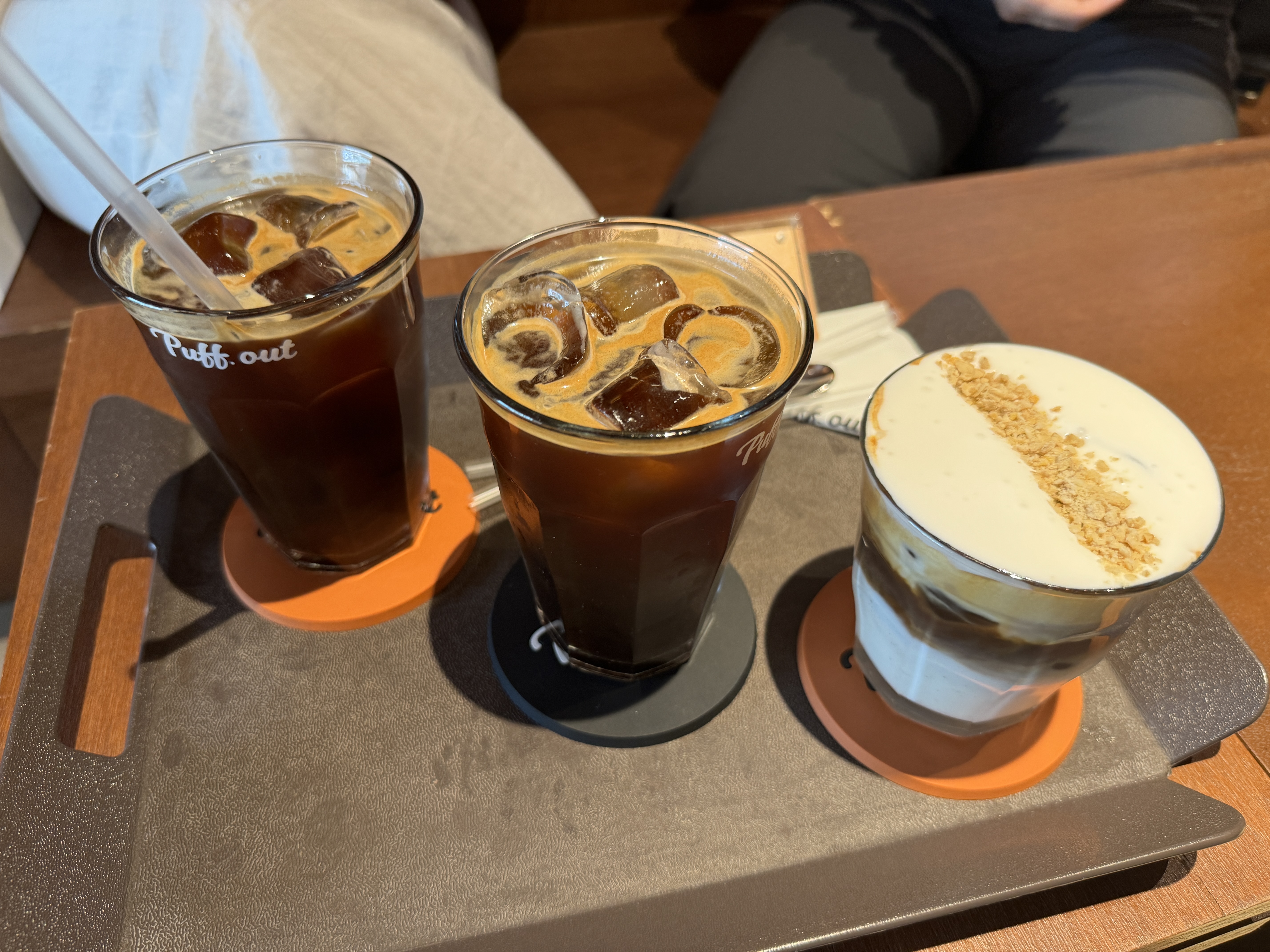 성수-카페-퍼프아웃-puffout-아메리카노-퍼프넛라떼