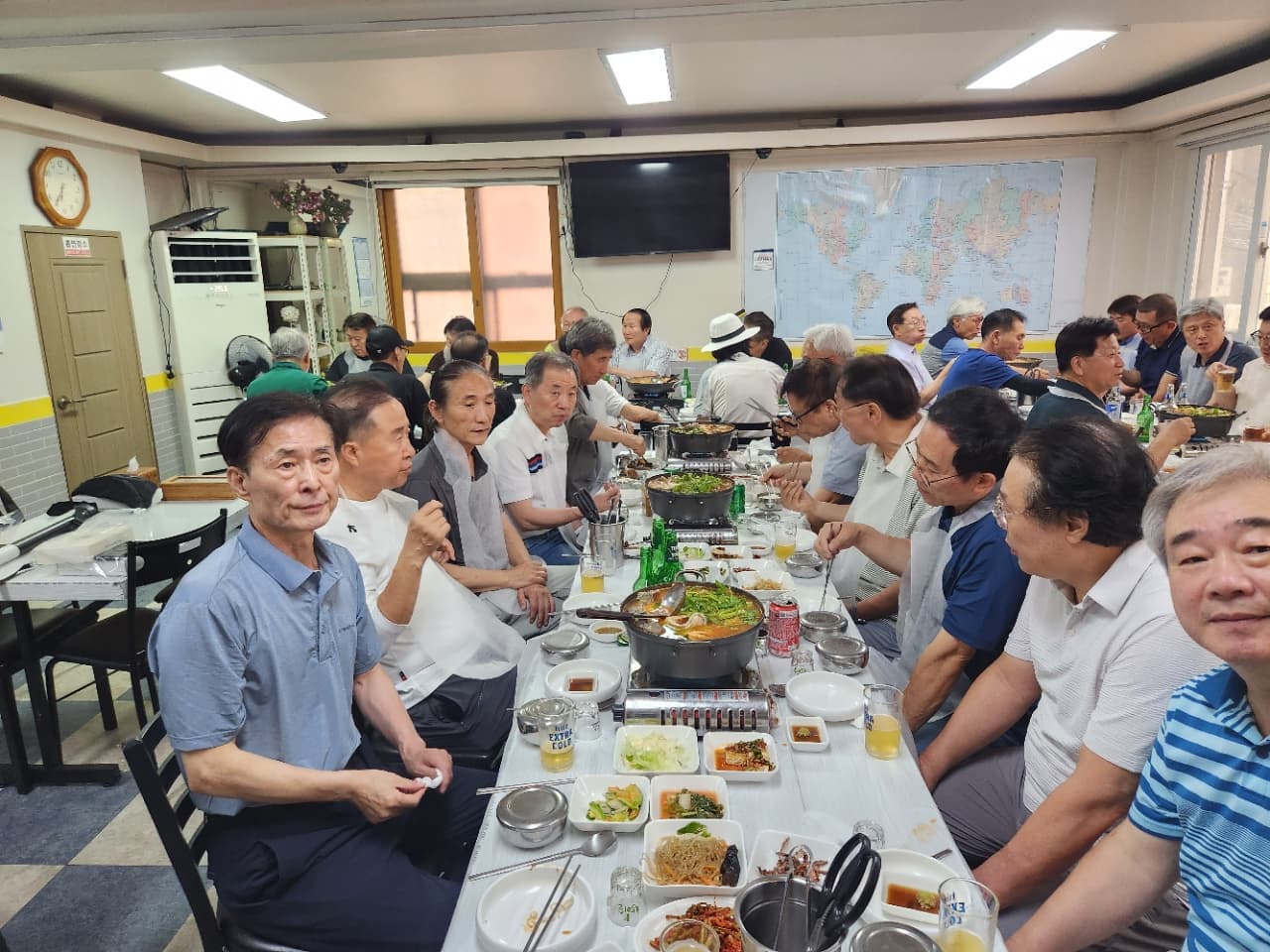 경기가 끝난 뒤에는 모두 함께 뒤풀이 장소로 이동